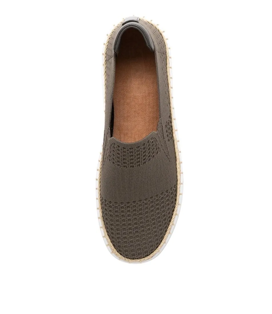 Queen Slip On Sneaker Khaki